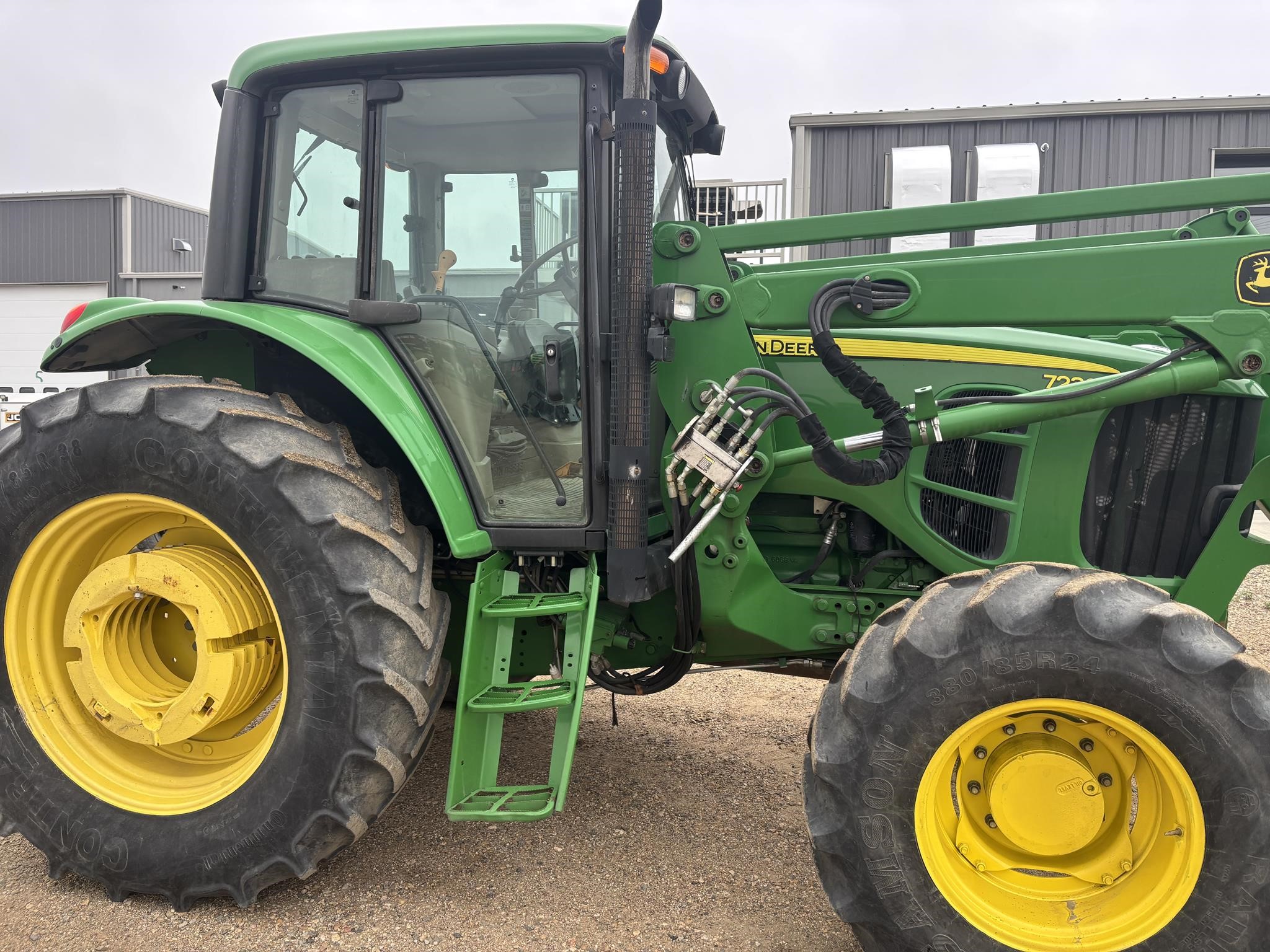 John Deere 7230