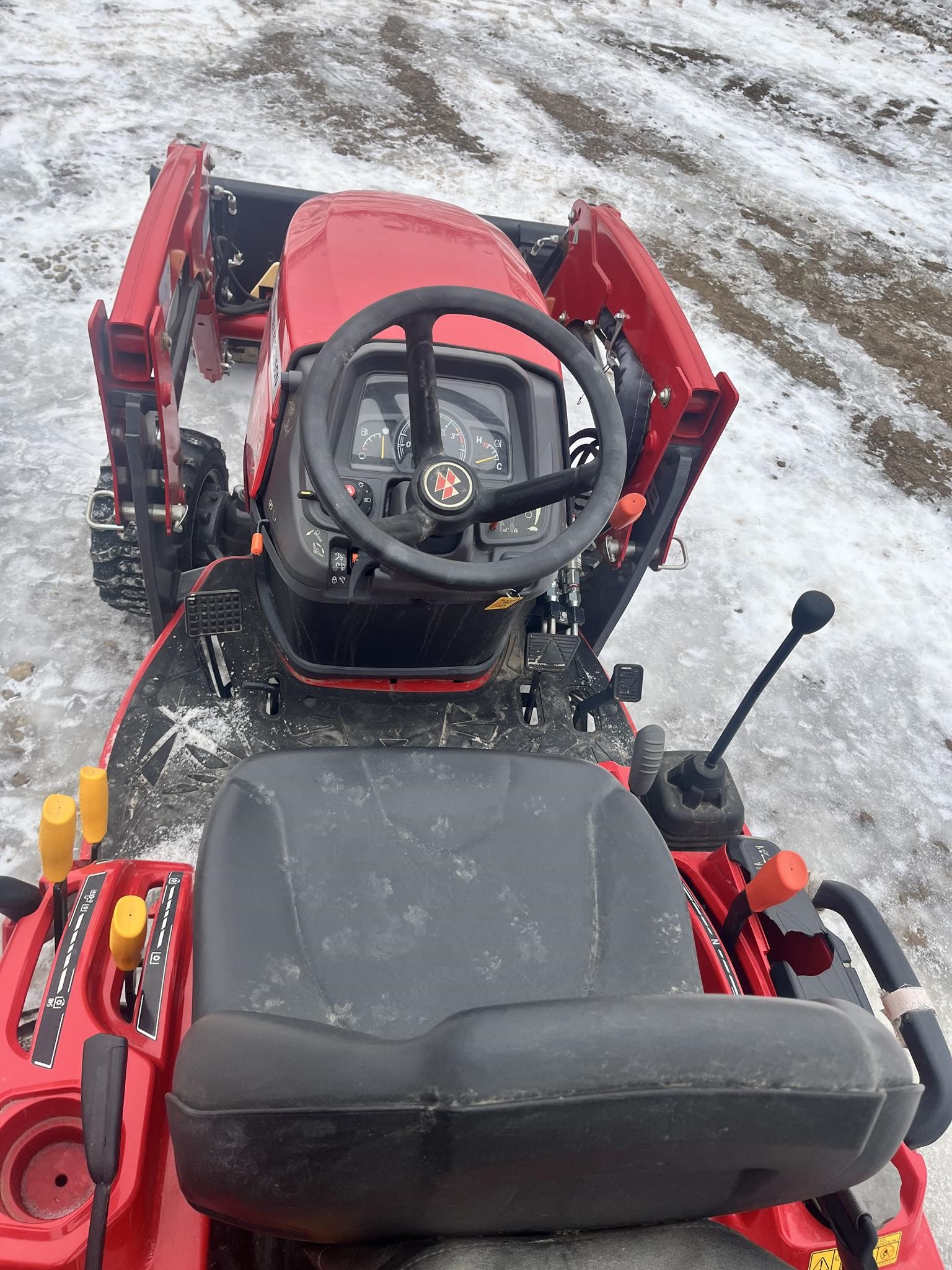 2023 Massey Ferguson GC1723EB