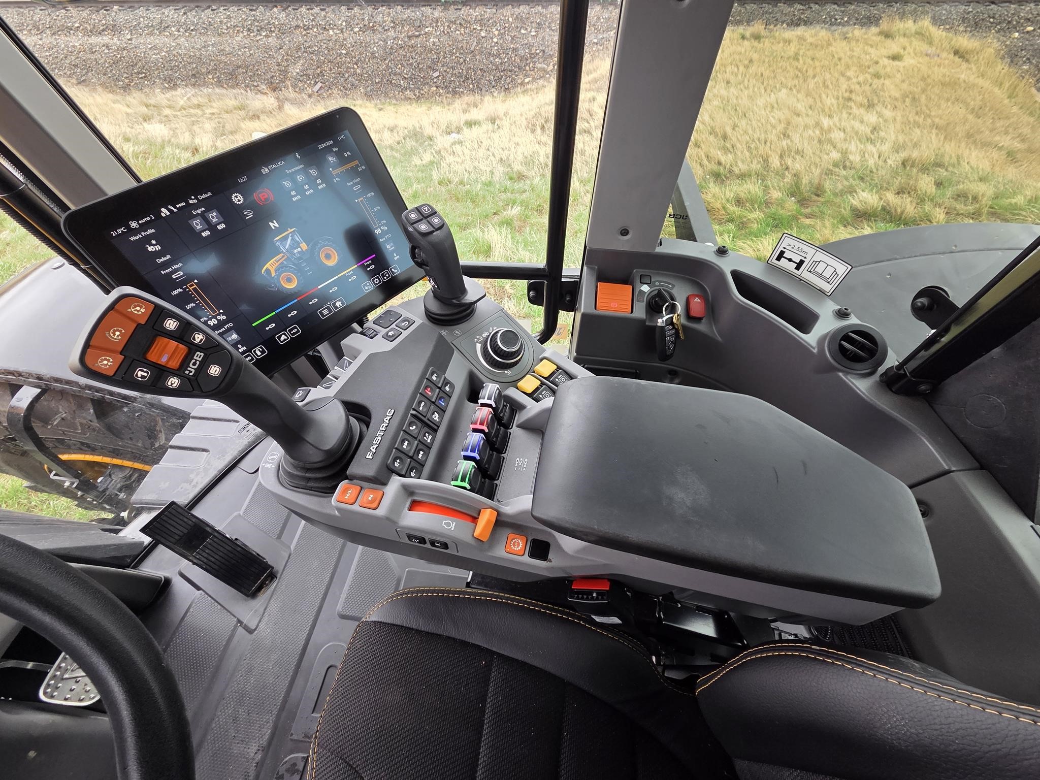 2026 Jcb FASTRAC 8330
